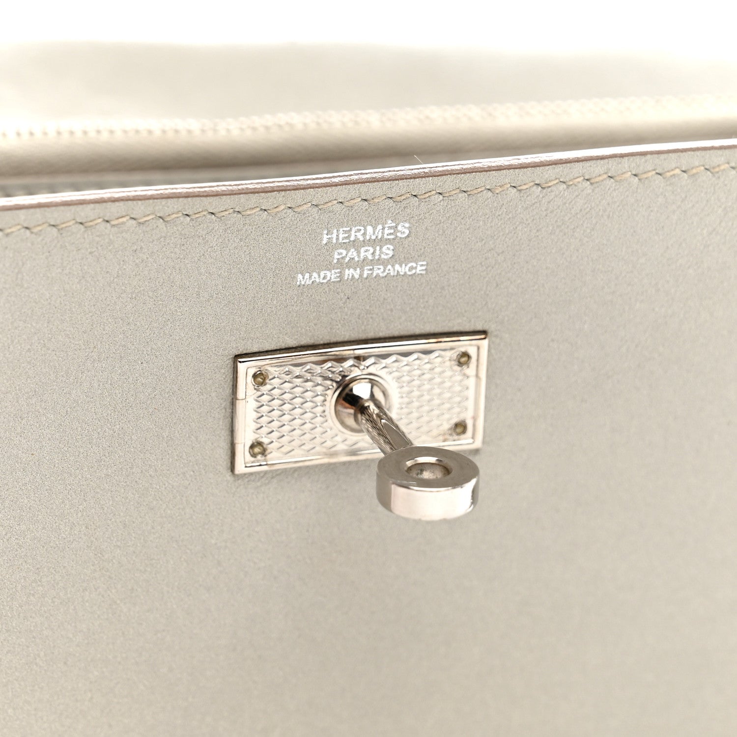Box Guilloche Kelly Longue Wallet Gris Perle