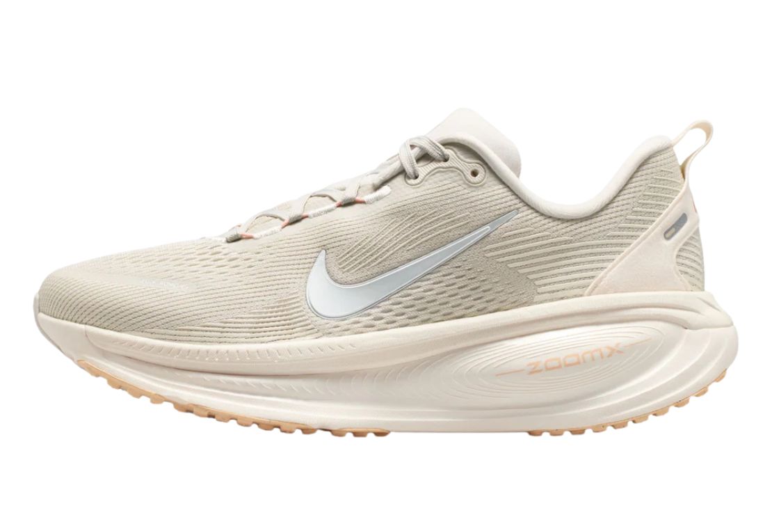 Vomero 18 Women's :Light Bone | Metallic Silver